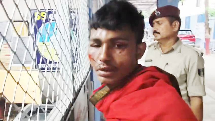 बेगूसराय स्टेशन पर ट्रेन से मोबाइल झपटकर भाग रहे एक चोर को लोगो ने पकड़कर किया जमकर पिटाई 2
