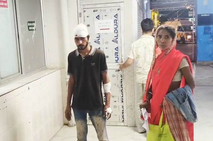 बेगूसराय में अपने भाई की पत्नी के साथ छेड़छाड़ का विरोध करने पर दबंग पड़ोसी ने किया जमकर पिटाई, जिससे उक्त व्यक्ति गंभीर रूप से घायल 5