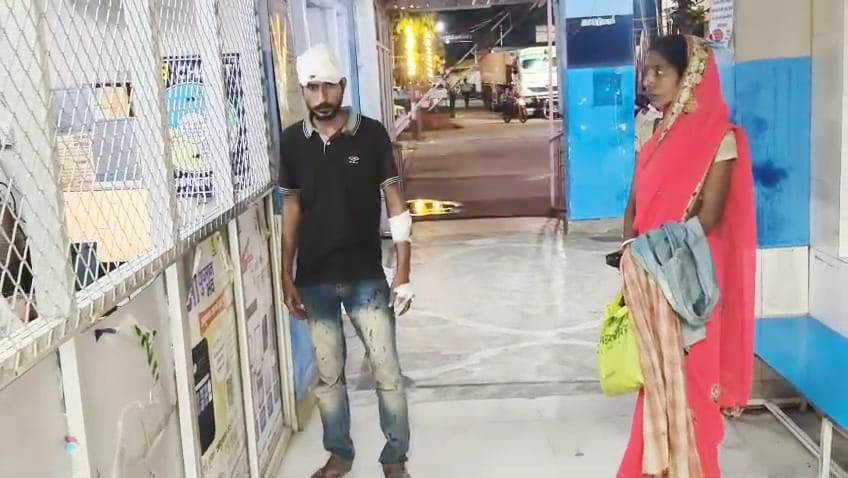 बेगूसराय में अपने भाई की पत्नी के साथ छेड़छाड़ का विरोध करने पर दबंग पड़ोसी ने किया जमकर पिटाई, जिससे उक्त व्यक्ति गंभीर रूप से घायल 2