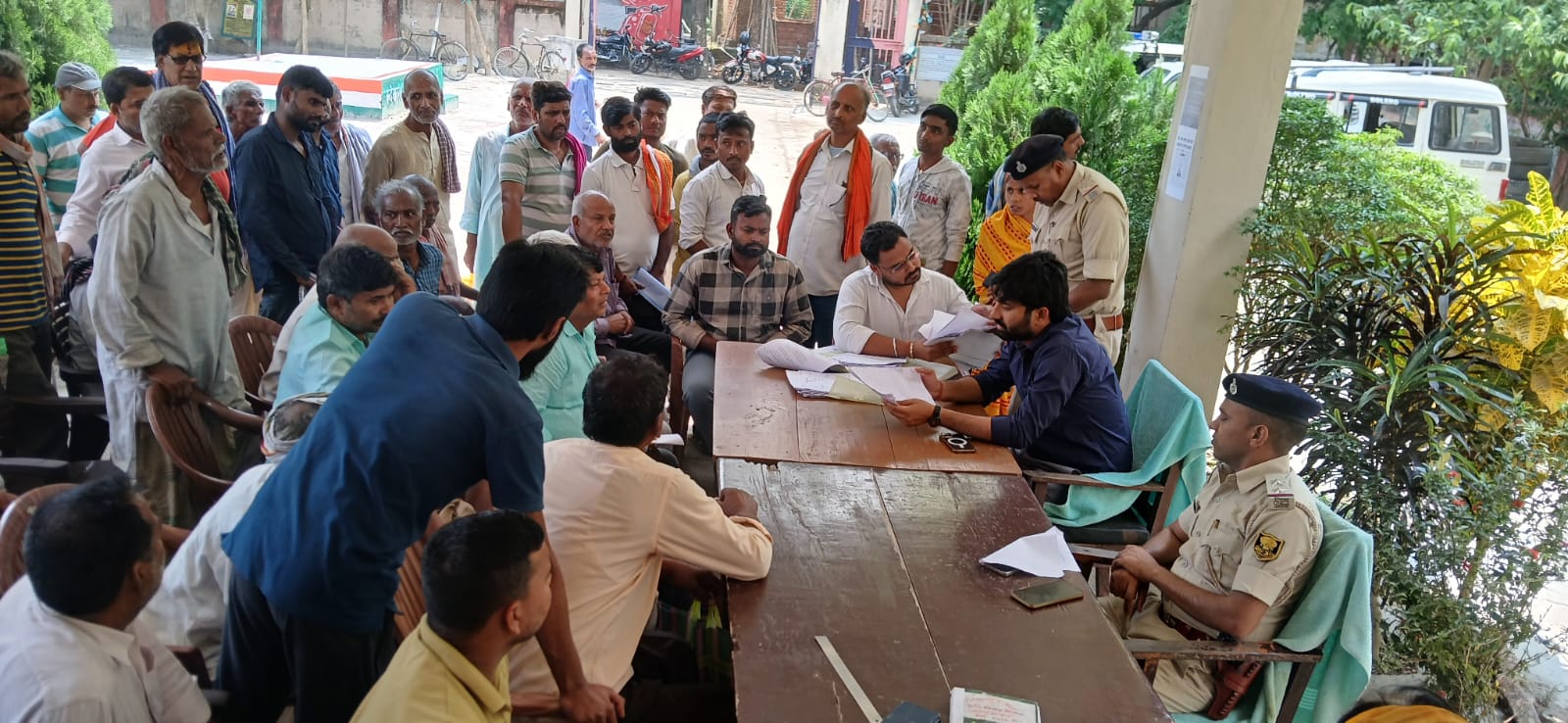 भगवानपुर थाना परिसर के जनता दरबार में भूमि संबंधी एक मामले का हुआ निष्पादन 6