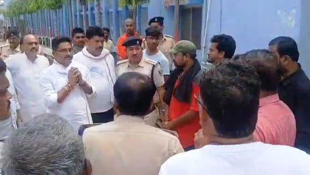 बेगूसराय में सफाई कर्मी की हत्या के बाद जदयू के सचेतक एवं मटिहानी विधायक राजकुमार परिजनों से मिलकर आरोपियों को गिरफ्तारी का दिया आश्वासन 2