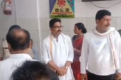 बेगूसराय में सफाई कर्मी की हत्या के बाद जदयू के सचेतक एवं मटिहानी विधायक राजकुमार परिजनों से मिलकर आरोपियों को गिरफ्तारी का दिया आश्वासन 25