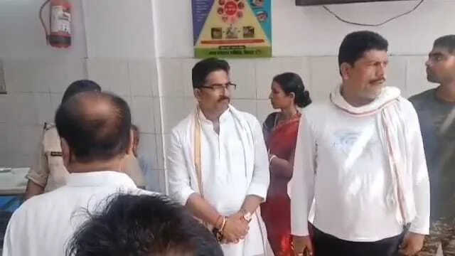 बेगूसराय में सफाई कर्मी की हत्या के बाद जदयू के सचेतक एवं मटिहानी विधायक राजकुमार परिजनों से मिलकर आरोपियों को गिरफ्तारी का दिया आश्वासन 6