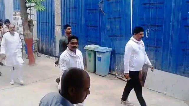 बेगूसराय में सफाई कर्मी की हत्या के बाद जदयू के सचेतक एवं मटिहानी विधायक राजकुमार परिजनों से मिलकर आरोपियों को गिरफ्तारी का दिया आश्वासन 3