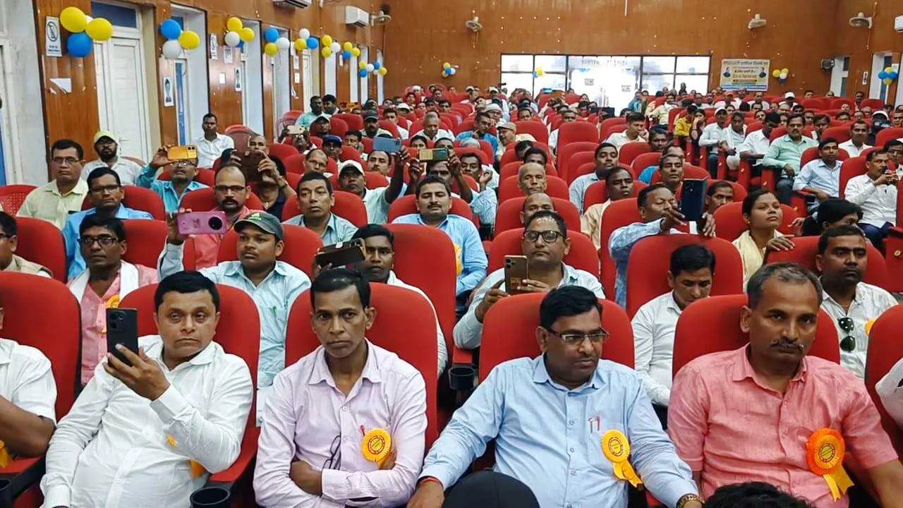 नालंदा: परिवर्तनकारी प्रारंभिक शिक्षक संघ के द्वारा बिहार शरीफ के टाउन हॉल में अभिनंदन सह शिक्षक सम्मान समारोह कार्यक्रम का आयोजन 4