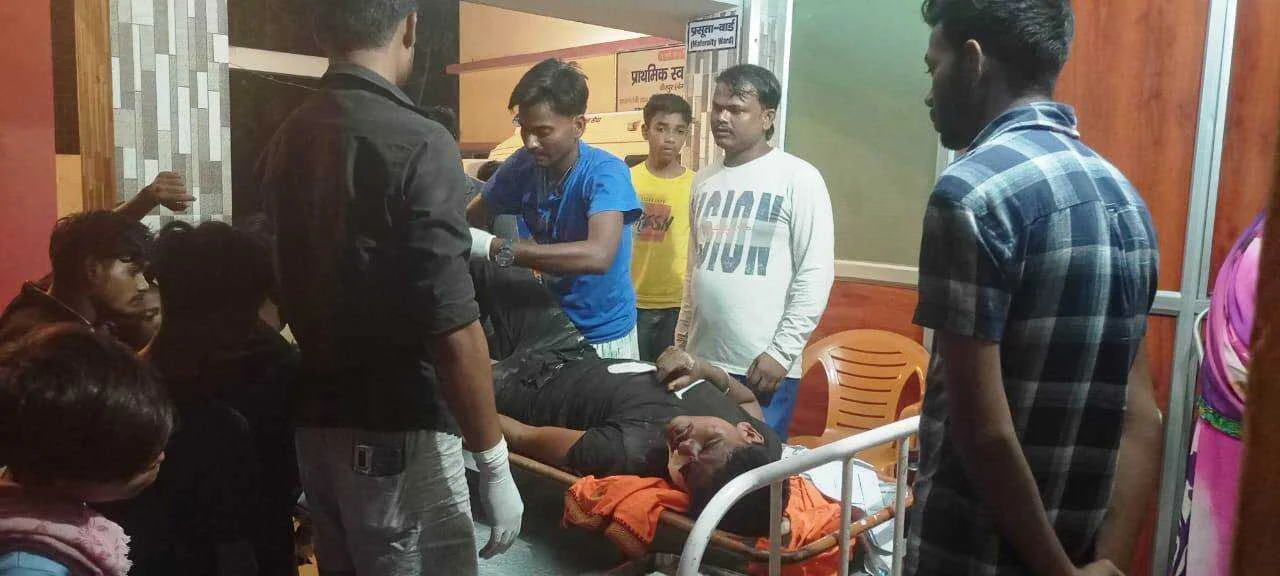 अनियंत्रित बाइक सवार ट्रैक्टर से जा टकराई, दो घायल, एक की हालत गंभीर 2