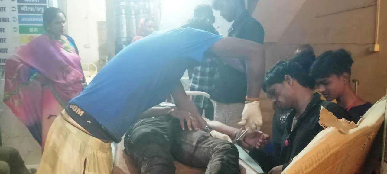 अनियंत्रित बाइक सवार ट्रैक्टर से जा टकराई, दो घायल, एक की हालत गंभीर 3