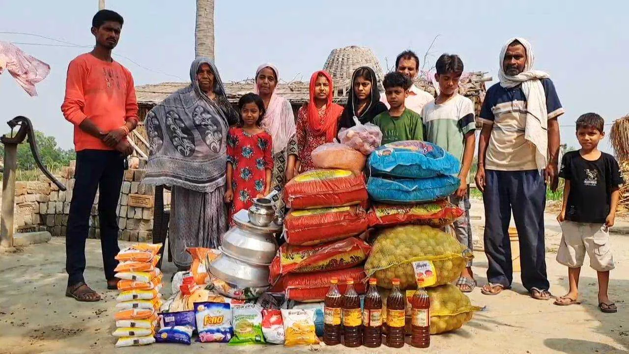 समस्तीपुर: युवा समाजसेवी भाई राजू सहनी ने ईंसानियत व आपसी भाईचारे को बताया अटूट बंधन, किया मुस्लिम समुदाय के अग्निपीडित परिवार की सहायता 3
