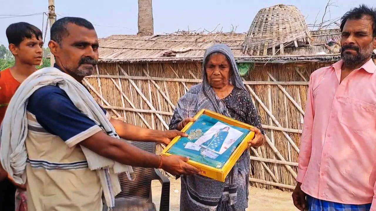 समस्तीपुर: युवा समाजसेवी भाई राजू सहनी ने ईंसानियत व आपसी भाईचारे को बताया अटूट बंधन, किया मुस्लिम समुदाय के अग्निपीडित परिवार की सहायता 3