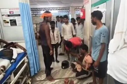 बेगूसराय में जुगाड़ गाड़ी के पलट जाने से पांच लोग गंभीर रूप से घायल, सदर अस्पताल में भर्ती 18