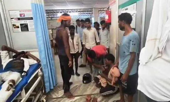 बेगूसराय में जुगाड़ गाड़ी के पलट जाने से पांच लोग गंभीर रूप से घायल, सदर अस्पताल में भर्ती 3