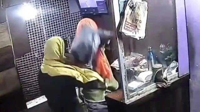 बेगूसराय में चोरों ने एक दुकान का ताला तोड़ गल्ला से 20 हजार रुपए चोरी कर हुआ फरार,करतूत सीसीटीवी कैमरे में हुआ कैद 2