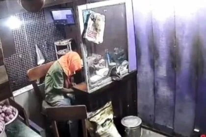 बेगूसराय में चोरों ने एक दुकान का ताला तोड़ गल्ला से 20 हजार रुपए चोरी कर हुआ फरार,करतूत सीसीटीवी कैमरे में हुआ कैद 18