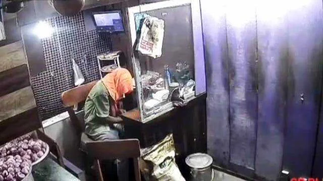 बेगूसराय में चोरों ने एक दुकान का ताला तोड़ गल्ला से 20 हजार रुपए चोरी कर हुआ फरार,करतूत सीसीटीवी कैमरे में हुआ कैद 4