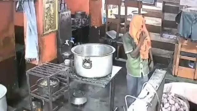 बेगूसराय में चोरों ने एक दुकान का ताला तोड़ गल्ला से 20 हजार रुपए चोरी कर हुआ फरार,करतूत सीसीटीवी कैमरे में हुआ कैद 3