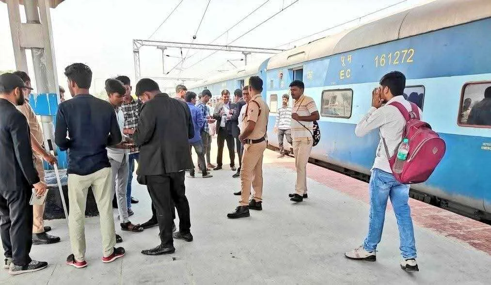 समस्तीपुर: मंडल में पहली बार लाल गाड़ी से किया गया टिकट चेकिंग 2