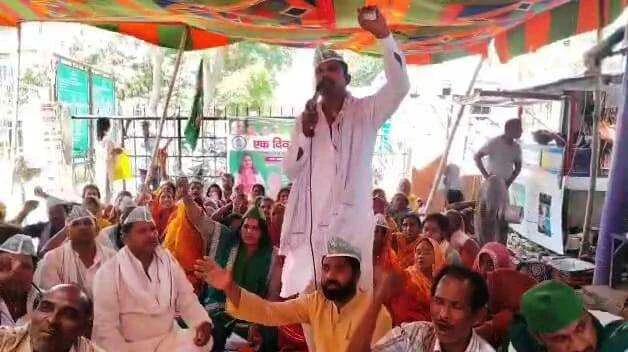 पांच सुत्रीय मांग को लेकर राजद कार्यकर्ताओं ने बेगूसराय समाहरणालय परिसर में किया धरना प्रदर्शन 2
