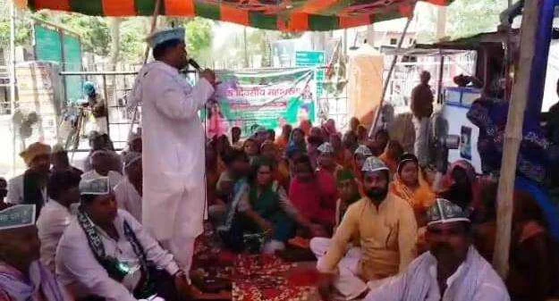 पांच सुत्रीय मांग को लेकर राजद कार्यकर्ताओं ने बेगूसराय समाहरणालय परिसर में किया धरना प्रदर्शन 1