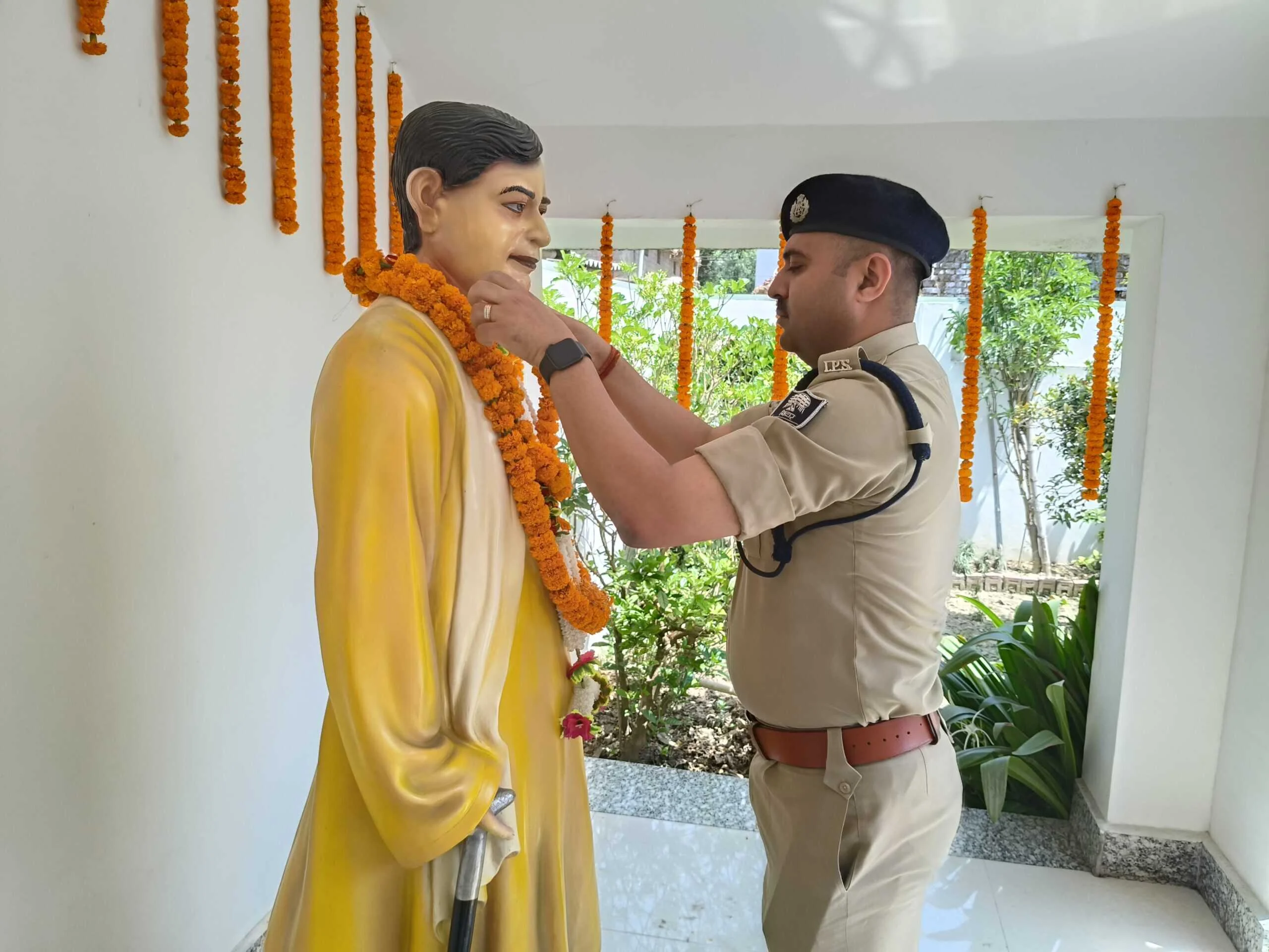 राष्ट्रकवि रामधारी सिंह दिनकर की 51वीं पुण्यतिथि पर बेगूसराय के गणमान्य लोगों उनके प्रतिमा पर माल्यार्पण कर दिया श्रद्धांजलि 3