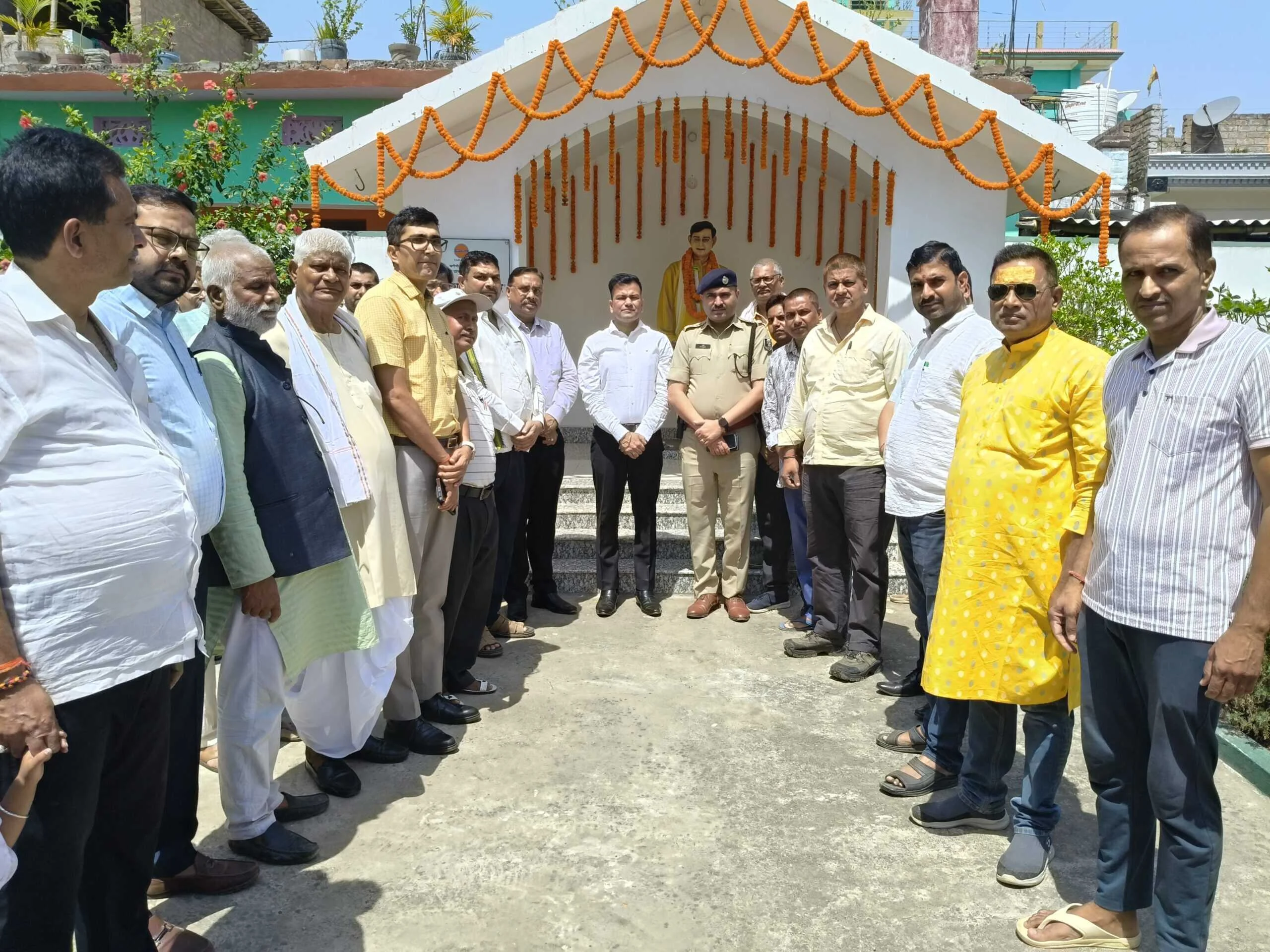 राष्ट्रकवि रामधारी सिंह दिनकर की 51वीं पुण्यतिथि पर बेगूसराय के गणमान्य लोगों उनके प्रतिमा पर माल्यार्पण कर दिया श्रद्धांजलि 4