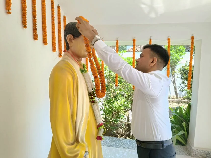 राष्ट्रकवि रामधारी सिंह दिनकर की 51वीं पुण्यतिथि पर बेगूसराय के गणमान्य लोगों उनके प्रतिमा पर माल्यार्पण कर दिया श्रद्धांजलि 1