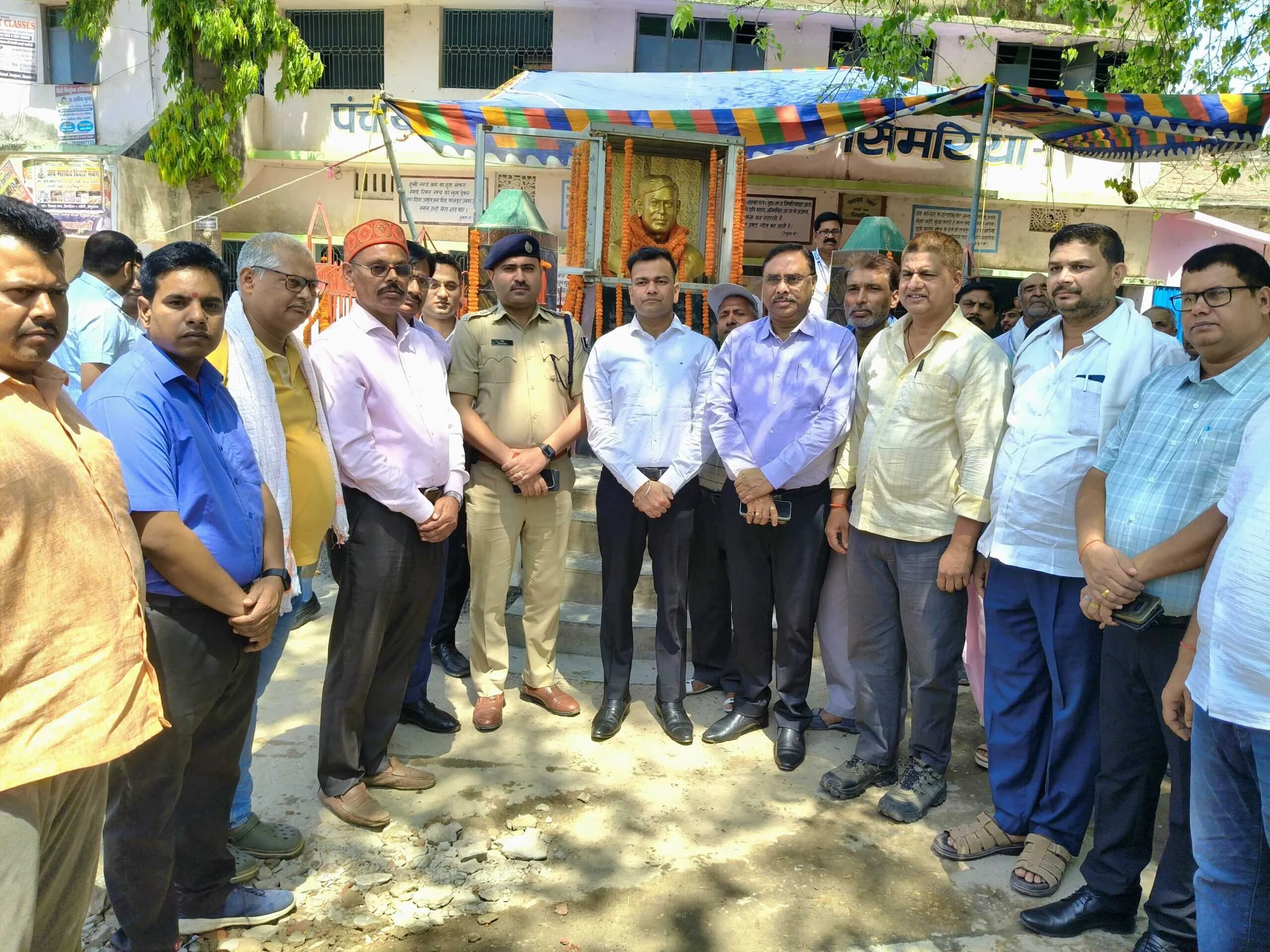 राष्ट्रकवि रामधारी सिंह दिनकर की 51वीं पुण्यतिथि पर बेगूसराय के गणमान्य लोगों उनके प्रतिमा पर माल्यार्पण कर दिया श्रद्धांजलि 2