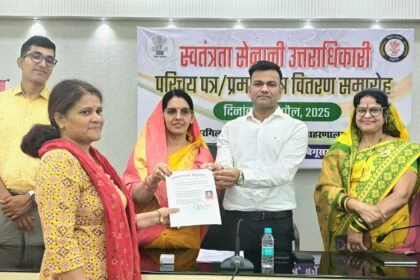 बेगूसराय जिलाधिकारी ने महापौर व उप महापौर के समक्ष स्वतंत्रता सेनानी के उत्तराधिकारी के बीच किया प्रमाण पत्र वितरण 23