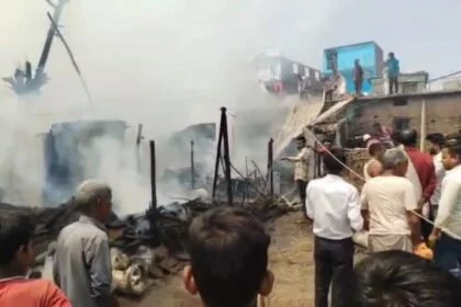 बेगूसराय में भीषण आग लगी में लगभग एक दर्जन घर जलकर राख, लाखो का नुकसान 26