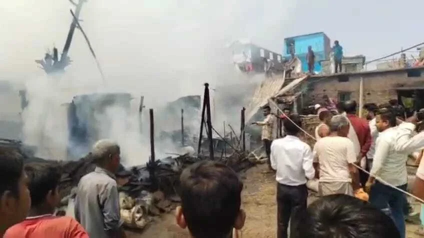 बेगूसराय में भीषण आग लगी में लगभग एक दर्जन घर जलकर राख, लाखो का नुकसान 1
