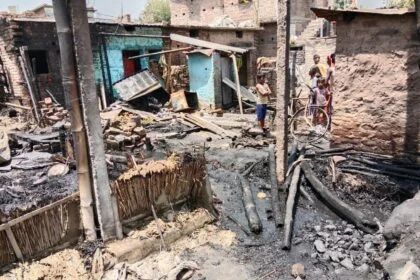 बिजली की शार्ट सर्किट से फूस के घर में लगी आग, दो बकरी समेत घर में रखा कागजात व समान जलकर राख 25