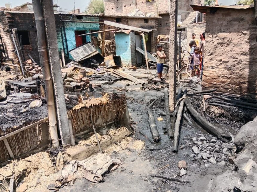 बिजली की शार्ट सर्किट से फूस के घर में लगी आग, दो बकरी समेत घर में रखा कागजात व समान जलकर राख 1