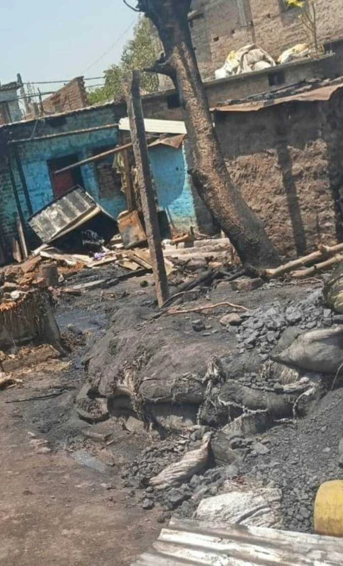 बिजली की शार्ट सर्किट से फूस के घर में लगी आग, दो बकरी समेत घर में रखा कागजात व समान जलकर राख 2