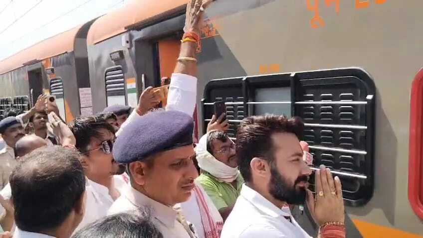 खगड़िया सांसद ने अमृत भारत ट्रेन और अलौली से पहली बार चलने वाली ट्रेन को हरी झंडी दिखा कर किया रवाना 2