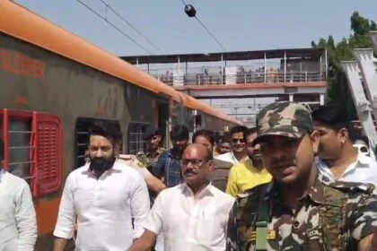 खगड़िया सांसद ने अमृत भारत ट्रेन और अलौली से पहली बार चलने वाली ट्रेन को हरी झंडी दिखा कर किया रवाना 20