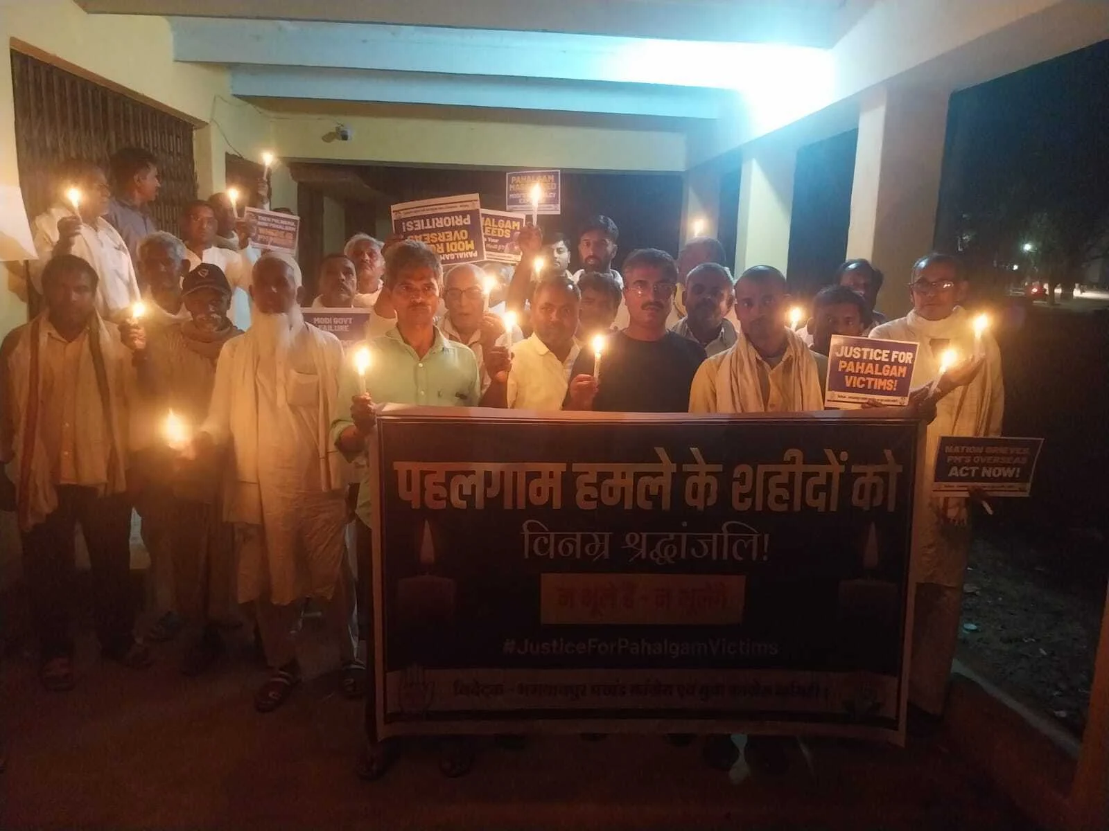 जम्मू कश्मीर में आंतकी हमले के विरोध में कांग्रेस कार्यकर्ताओं ने निकाली कैंडल मार्च 3