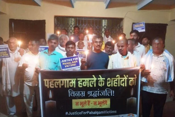 जम्मू कश्मीर में आंतकी हमले के विरोध में कांग्रेस कार्यकर्ताओं ने निकाली कैंडल मार्च 9