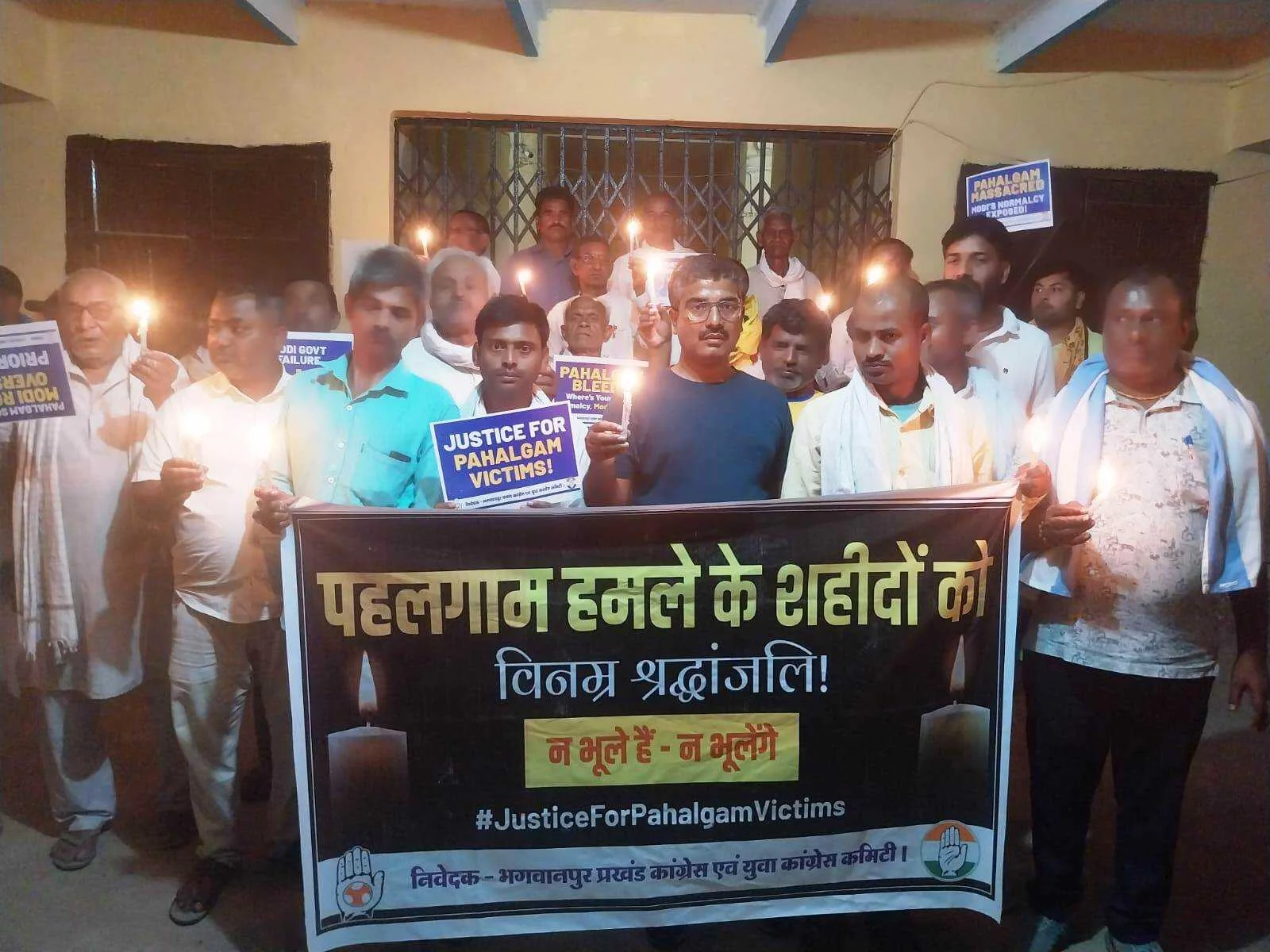 जम्मू कश्मीर में आंतकी हमले के विरोध में कांग्रेस कार्यकर्ताओं ने निकाली कैंडल मार्च 16