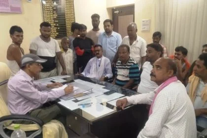 व्यवसाईयों ने मुखिया के नेतृत्व में बीडीओ को सोपा मांग पत्र 30