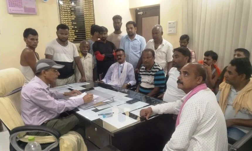 व्यवसाईयों ने मुखिया के नेतृत्व में बीडीओ को सोपा मांग पत्र 1