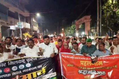 "पहलगांव आतंकी हमले के खिलाफ नालंदा में कैंडल मार्च, महागठबंधन विश्व हिन्दू परिषद समेत कई हिन्दू संगठनो ने जताया विरोध" 17