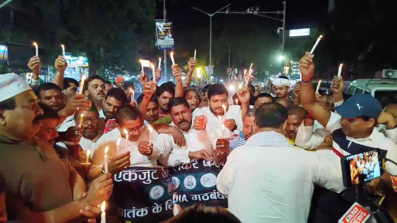 "पहलगांव आतंकी हमले के खिलाफ नालंदा में कैंडल मार्च, महागठबंधन विश्व हिन्दू परिषद समेत कई हिन्दू संगठनो ने जताया विरोध" 4