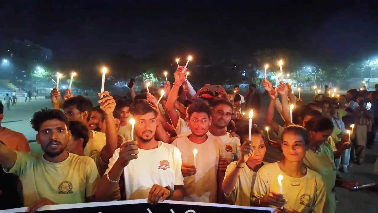 "पहलगांव आतंकी हमले के खिलाफ नालंदा में कैंडल मार्च, महागठबंधन विश्व हिन्दू परिषद समेत कई हिन्दू संगठनो ने जताया विरोध" 2