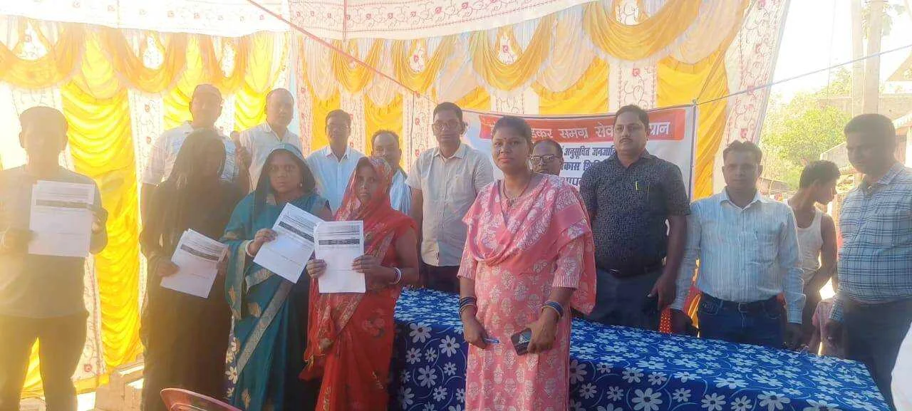 भीम समग्र जनसंवाद कार्यक्रम में लाभार्थियों के बीच राशनकार्ड, आयुष्मान कार्ड, मनरेगा जॉब कार्ड, गैस कनेक्शन्स किए गए वितरित - शिविर प्रभारी 2