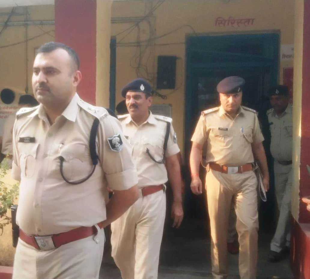 लंबित कांडों के निष्पादन, वारंटी के गिरफ्तारी, गस्ती एवं वाहन जांच में तेजी लायें पुलिस पदाधिकारी - एसपी 4