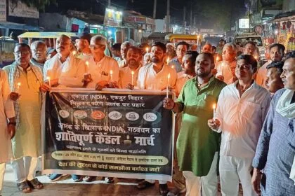 बछवाड़ा में इंडिया एलाइंस के कार्यकर्ताओं ने पहलगाम में हुए आतंकी हमले के विरोध निकाला कैंडल मार्च 29