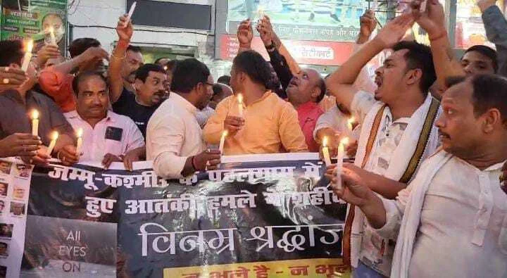 खगड़िया: पहलगाम आतंकी हमले के विरोध में एनडीए ने निकाला कैंडल मार्च, आतंकियों के खिलाफ जताया आक्रोश 2