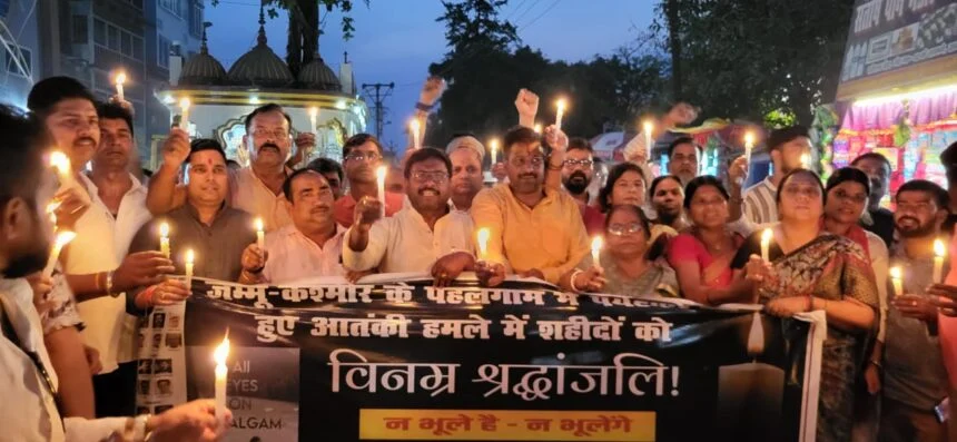 खगड़िया: पहलगाम आतंकी हमले के विरोध में एनडीए ने निकाला कैंडल मार्च, आतंकियों के खिलाफ जताया आक्रोश 1