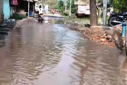 वीरपुर बाजार में नाले का गंदा पानी सड़क पर गिरने से जलजमाव से लोग परेशान 23