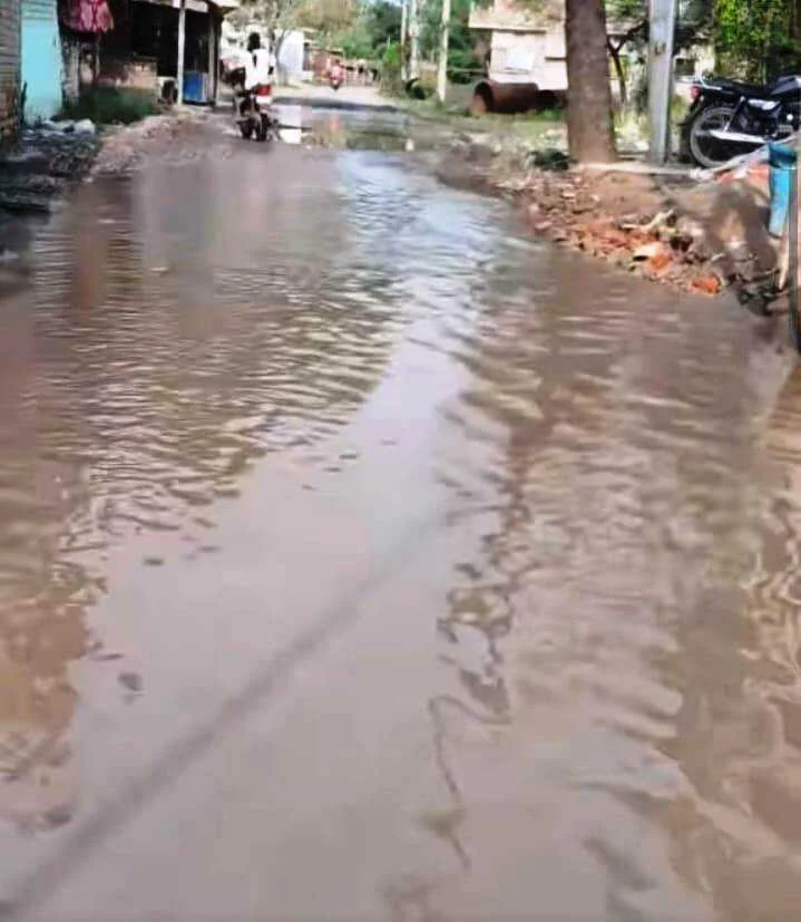 वीरपुर बाजार में नाले का गंदा पानी सड़क पर गिरने से जलजमाव से लोग परेशान 4