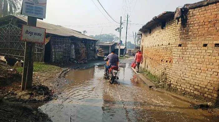 वीरपुर बाजार में नाले का गंदा पानी सड़क पर गिरने से जलजमाव से लोग परेशान 3